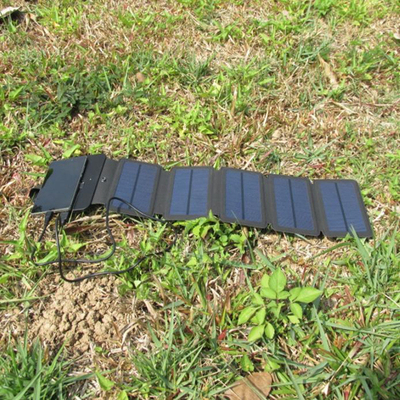 10W折り畳み式の太陽電池パネル5V 2.1A USBはSmartphonesのための出力装置を